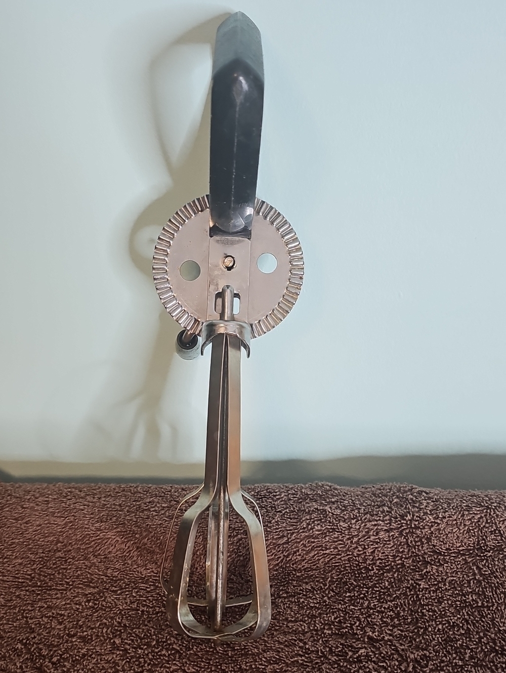 Vintage Echo Classic Manual Hand Mixer in Black and Silver - Picture 2 of 4
